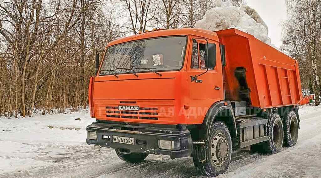 В Брянске дорожные службы продолжают круглосуточную уборку снега