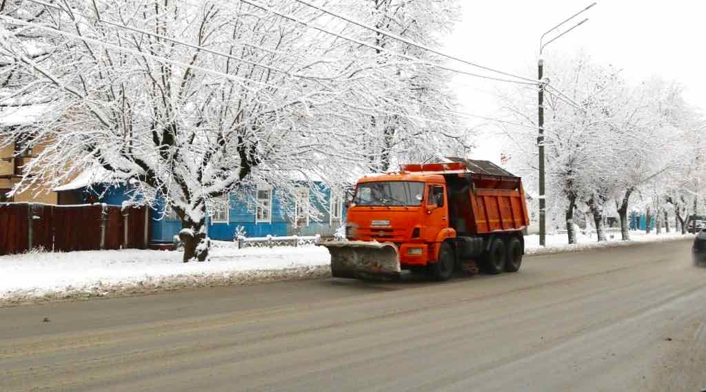 Дорожные службы Брянска работают в усиленном режиме после снегопада