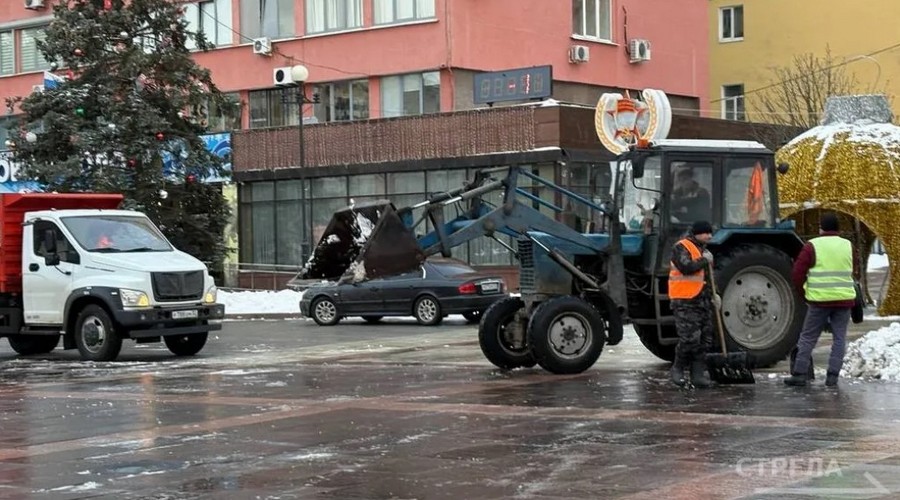 В Брянске спецтехника и специалисты очищают улицы от снега