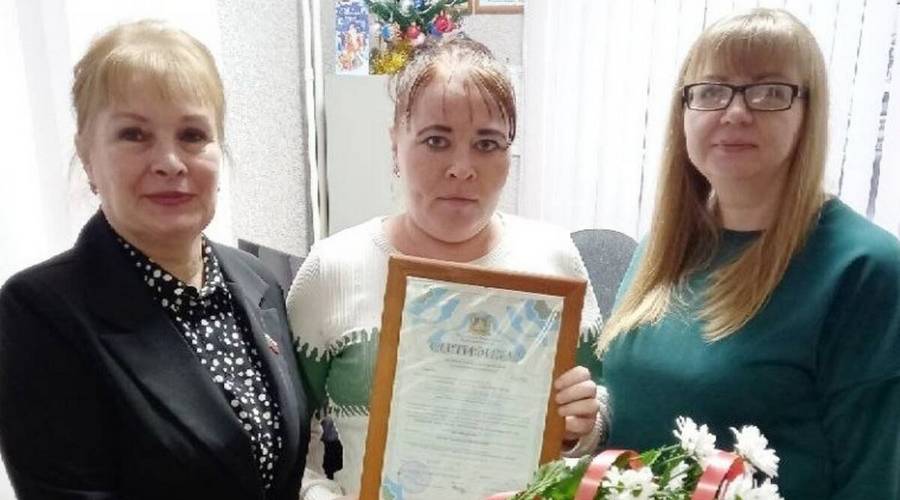 На Брянщине многодетная мама получила сертификат на региональный маткапитал