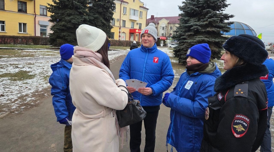 Школьники и полицейские Брянска провели акцию «Безопасный Новый год»
