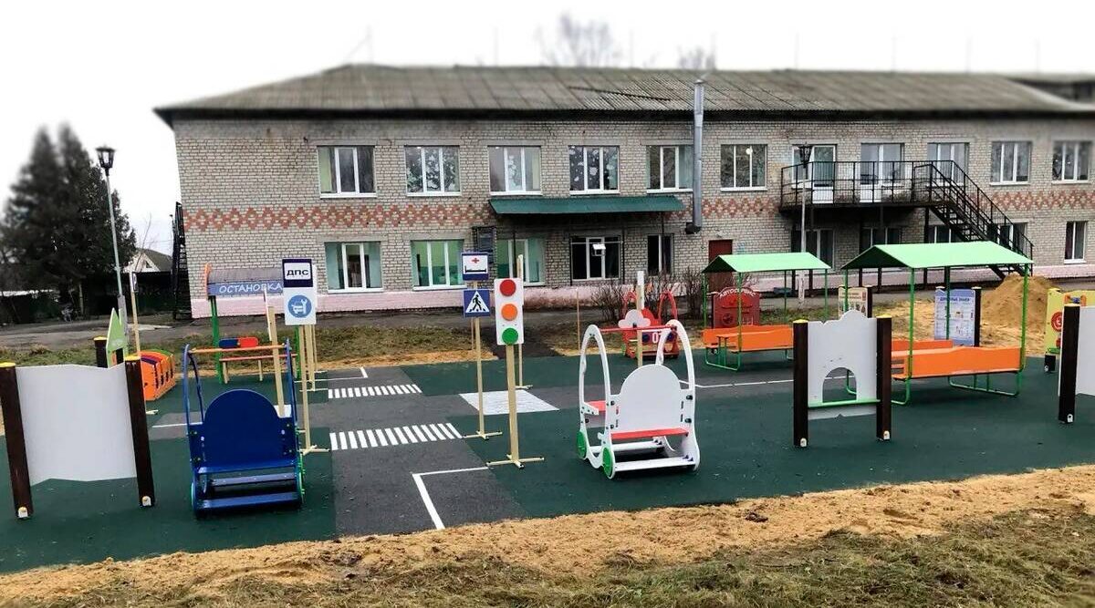 В брянском Стародубе открылась новая детская площадка