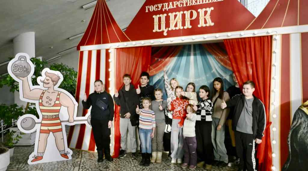 Брянским детям из семей участников СВО показали спектакль в цирке