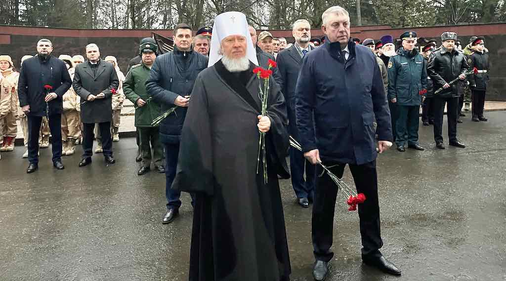 Губернатор Брянской области возложил цветы к могиле Неизвестного Солдата