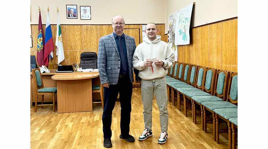 В Новозыбкове детям-сиротам продолжают вручать ключи от жилья