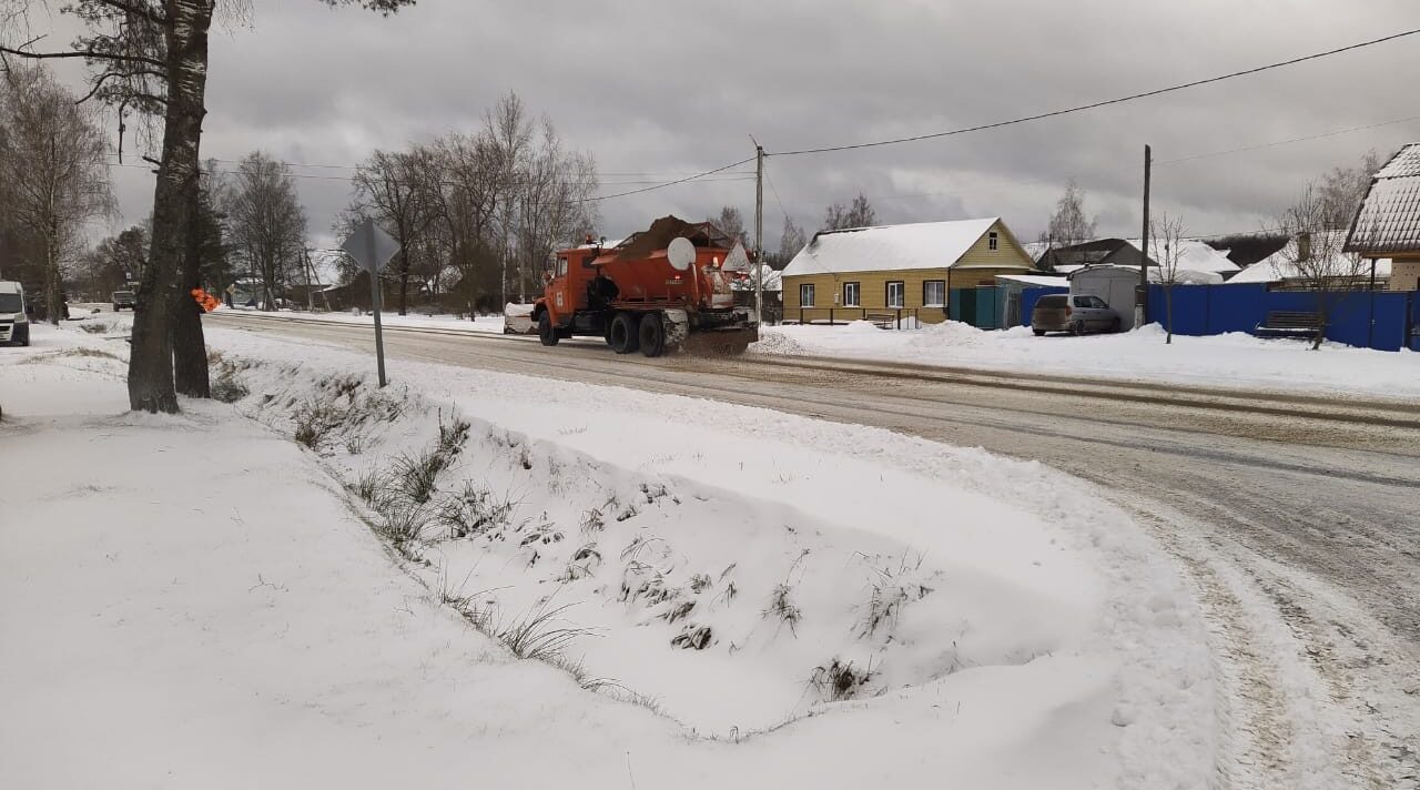 Дороги от снега на Брянщине очищают в круглосуточном режиме