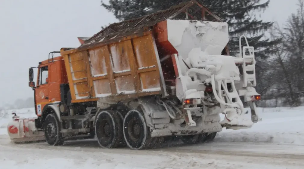 Спецтехника убирает снег в Стародубском округе