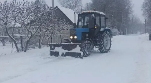 На Брянщине оперативно убирают снег на дорогах