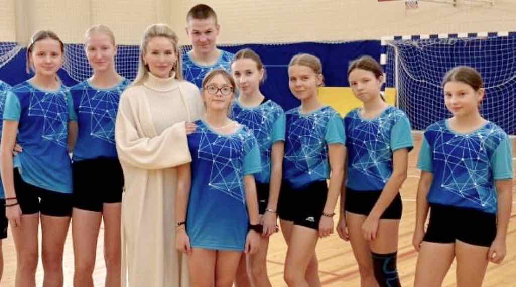 Воспитанников спортивной школы в Дубровке наградили памятными сувенирами ВФЛА