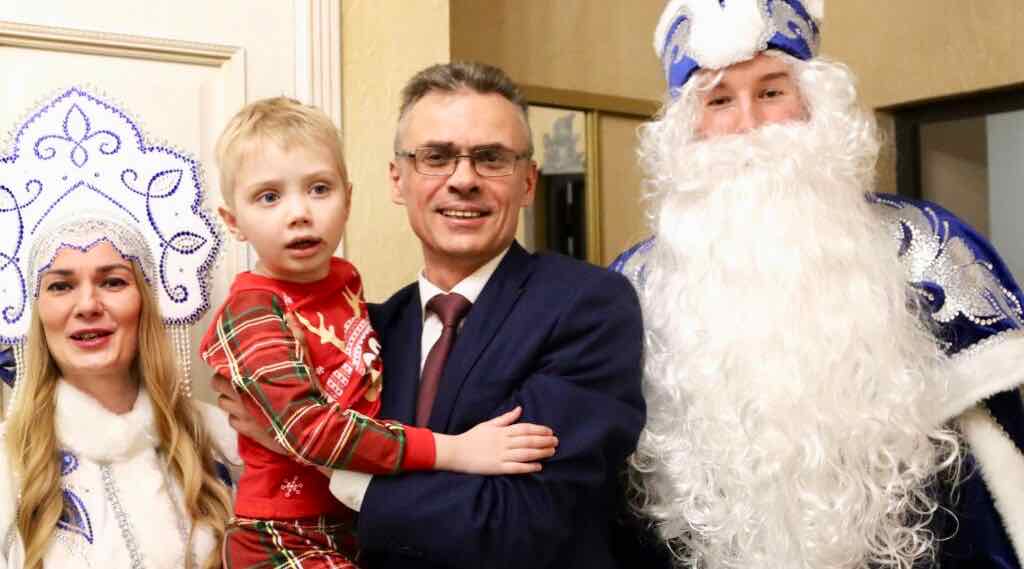 Глава Брянска Александр Макаров исполнил новогодние мечты детей