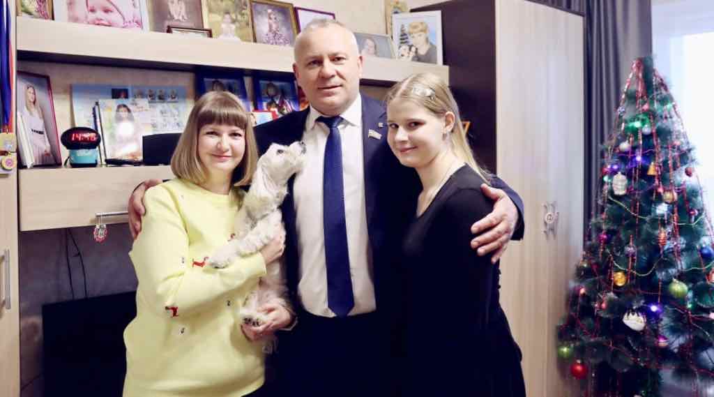 Спикер брянской облдумы подарил школьнице набор для вязания