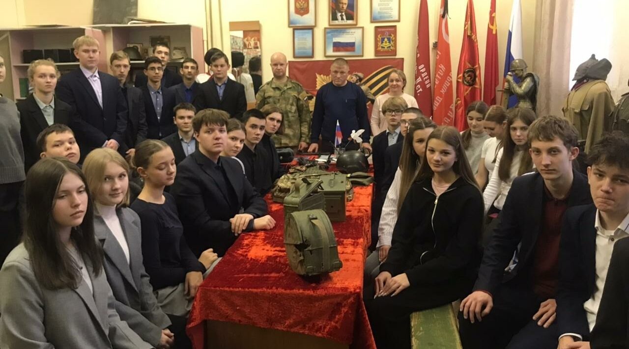 Школьники встретились с защитником Брянских границ