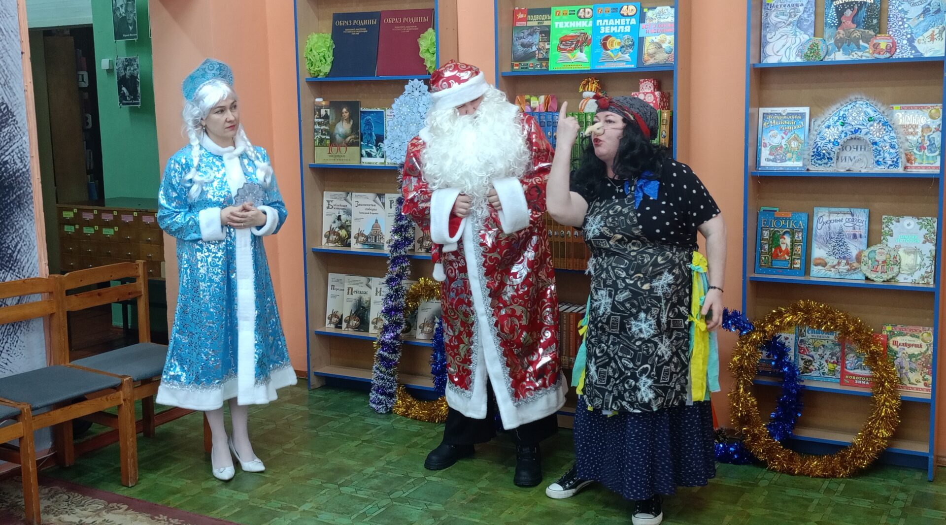 Читатели брянской библиотеки узнали «Тайны Дедушки Мороза»