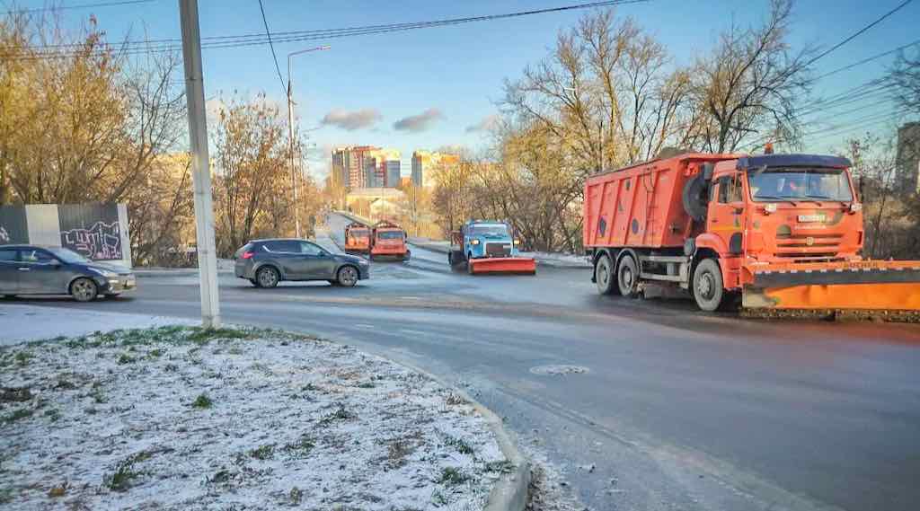 На улицы Брянска вышла техника для борьбы с гололедом