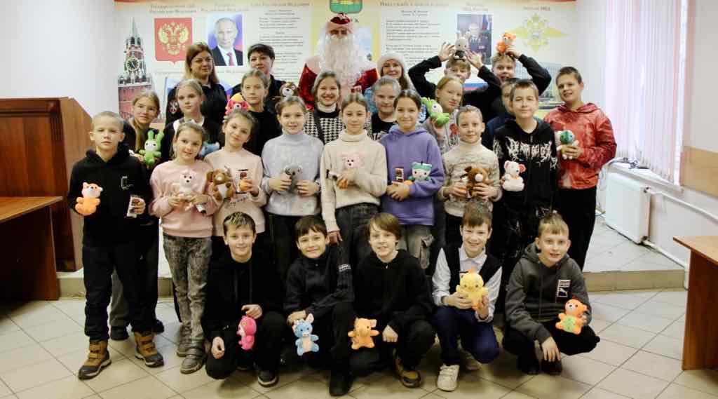 Транспортные полицейские Брянска провели для школьников новогодний квест по безопасности