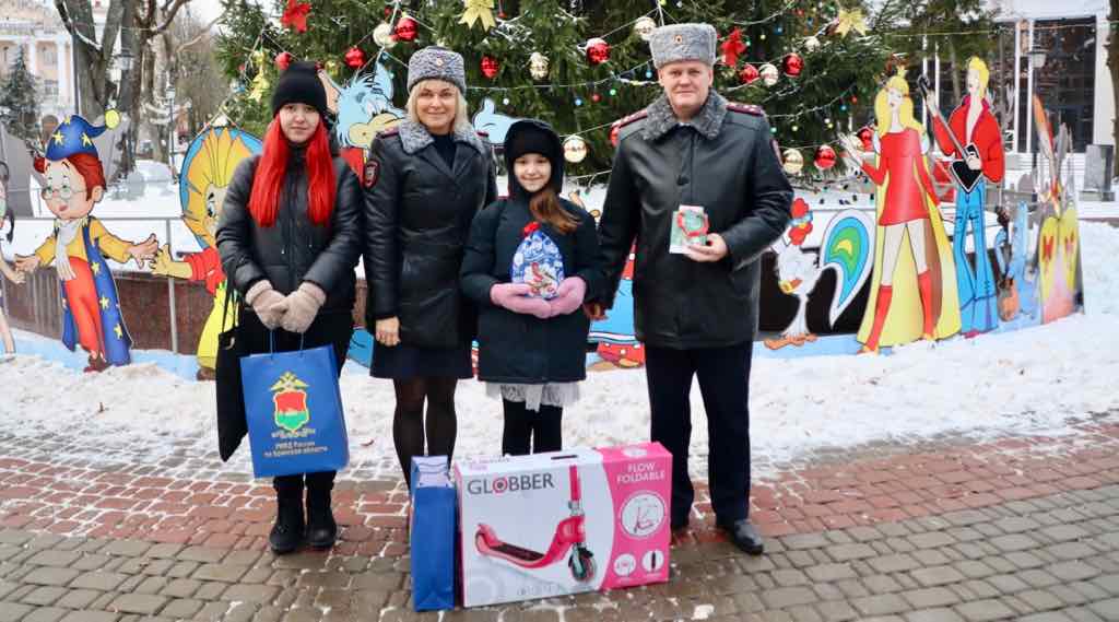 Полицейские Брянска исполнили новогодние желания двух девочек