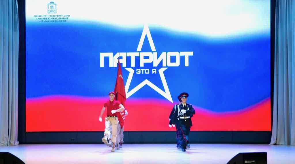 Брянские кадеты передали копию Знамени Победы в Подмосковье