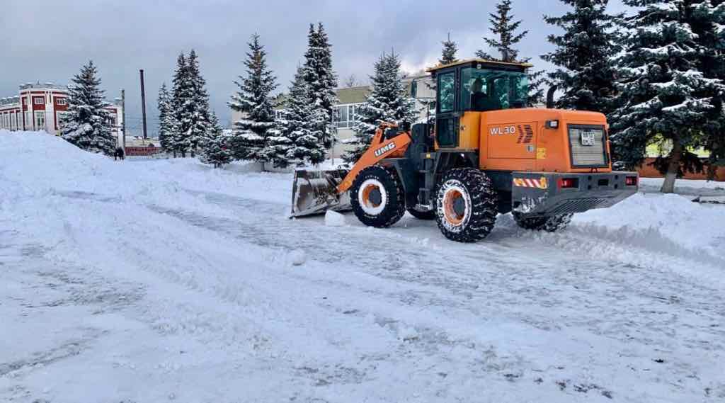 Коммунальники Карачева очищают улицы от снега перед праздниками
