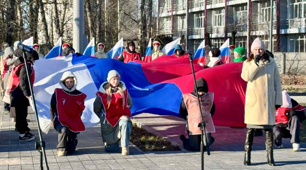 В Клинцах отметили День воинской славы России поднятием флага