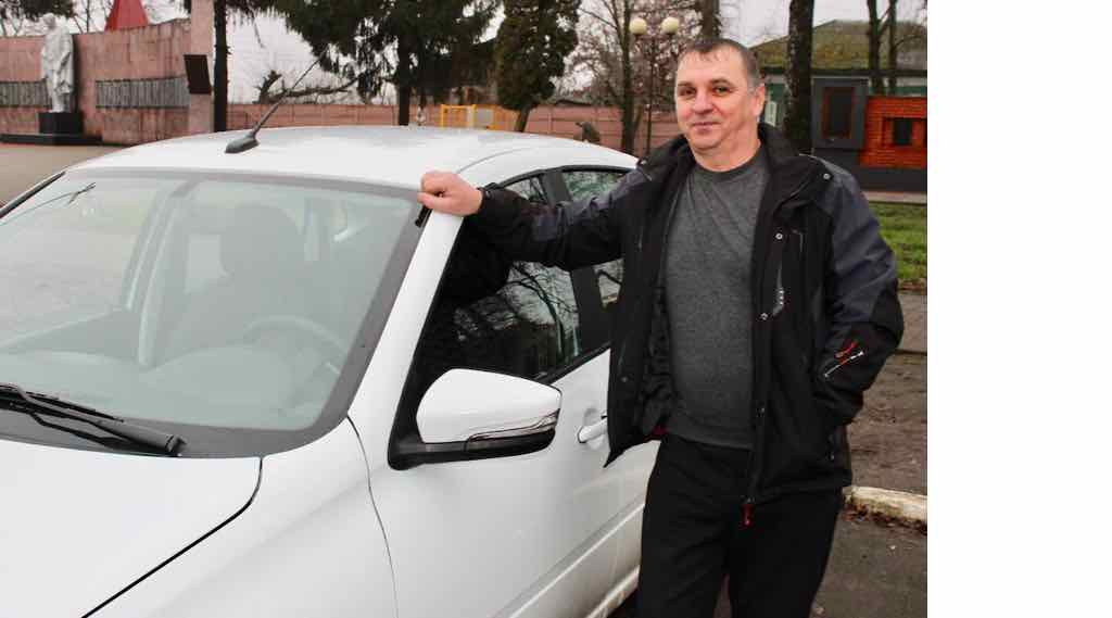 Лучшему брянскому комбайнеру вручили автомобиль