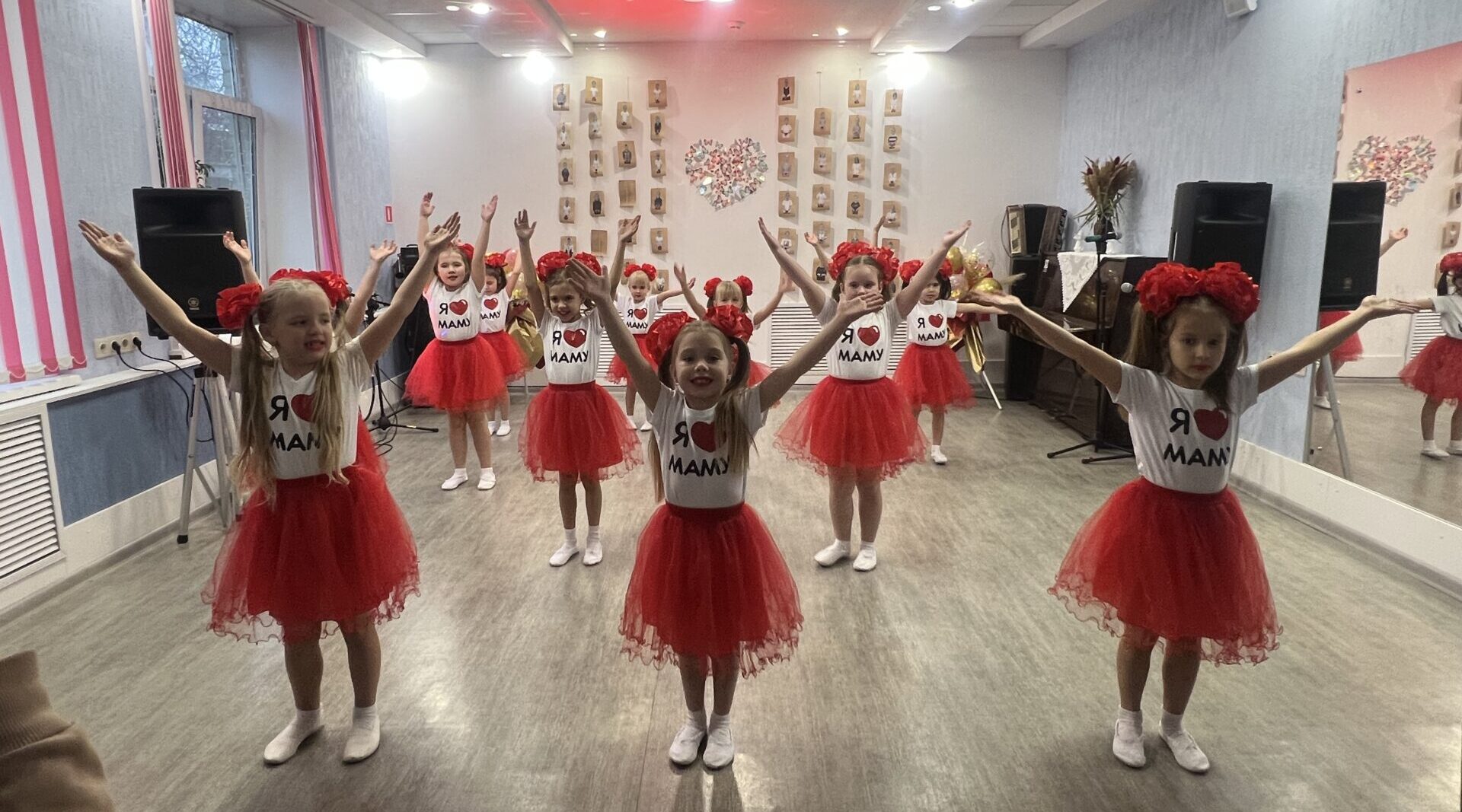 Праздничный концерт подарили мамам в Антоновском Доме культуры