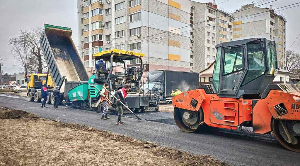На улице Куйбышева в Брянске ведется укладка выравнивающего асфальта