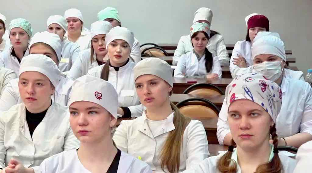 Депутат Госдумы Николай Щеглов посетил Брянский медколледж