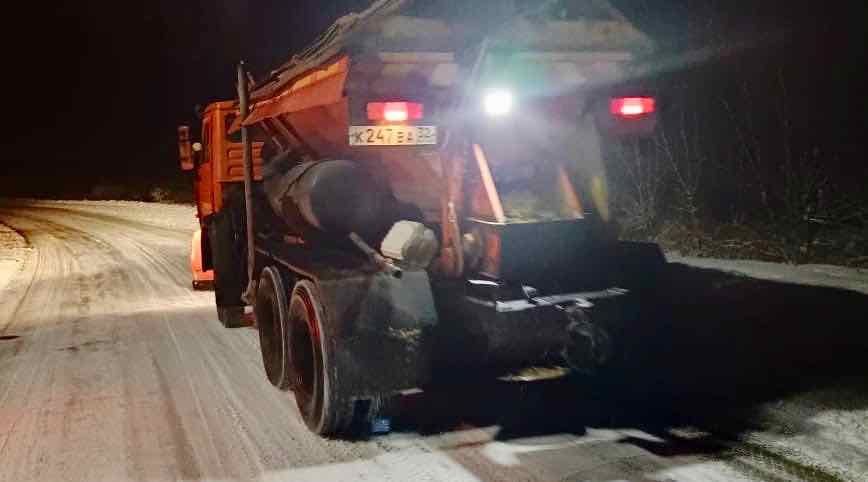 Дорожные службы Брянской области круглосуточно убирают последствия снегопада