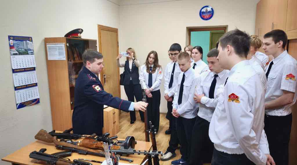 Брянские студенты-юристы увидели работу экспертов-криминалистов