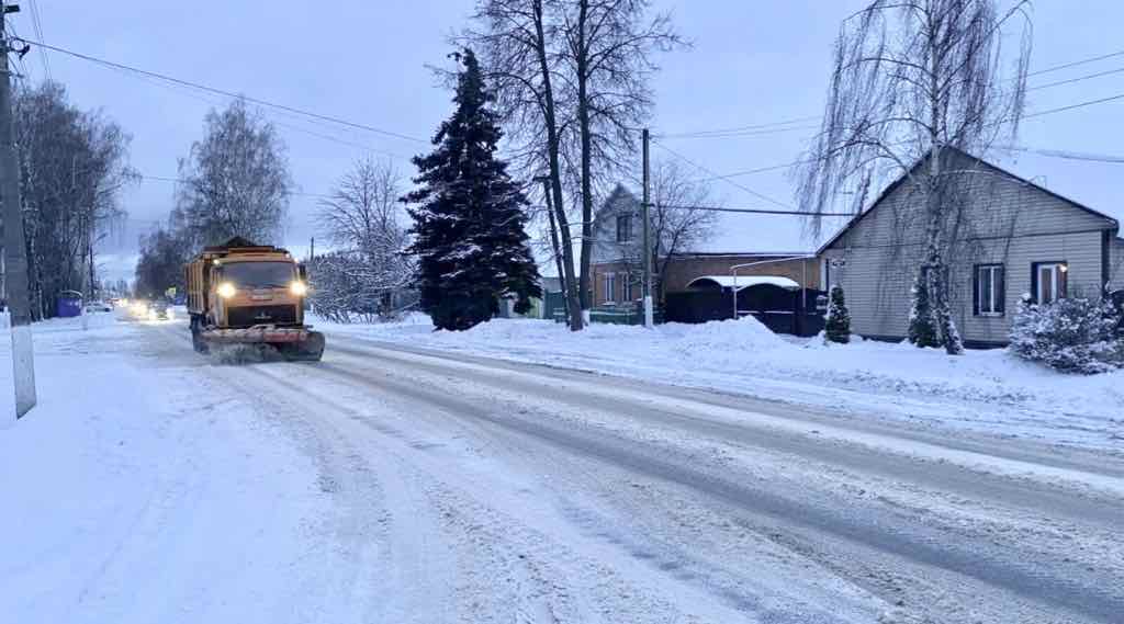 В Почепском районе расчищают дороги после сильного снегопада
