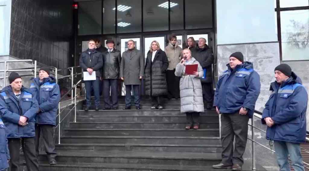 Брянские почтальоны получили бронированные автомобили