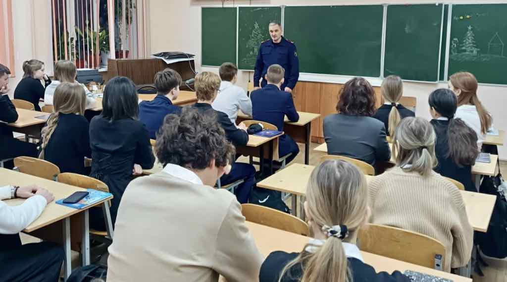 Следователь СК провел уроки права для школьников Брянска