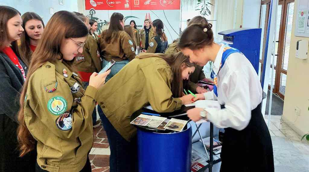 Брянские студенты отправили уникальные открытки с патриотического слёта