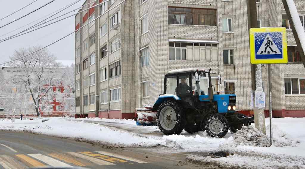В Брянске коммунальные службы убирают первый снег