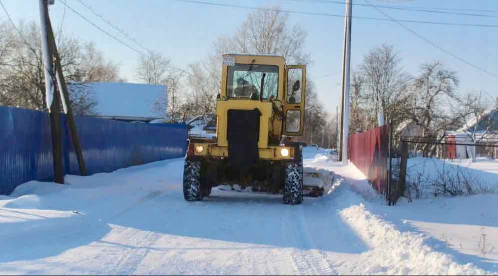 Дорожные службы расчищают трассы Брянской области после снегопада