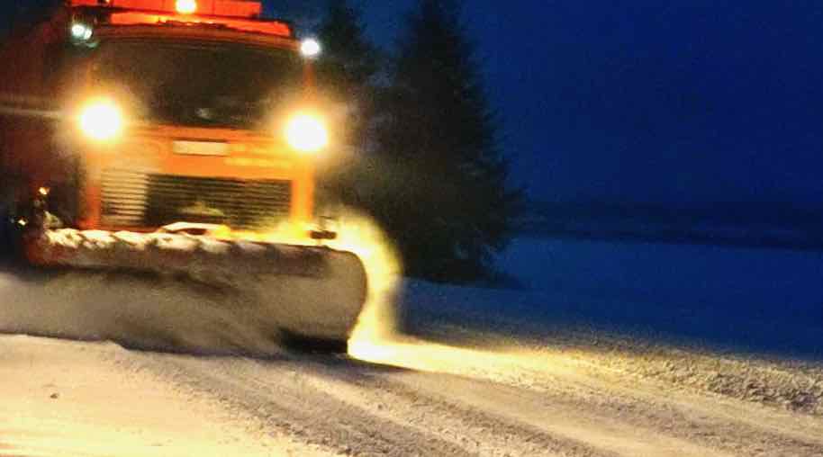 В Брянской области дорожные службы круглосуточно борются со снегом