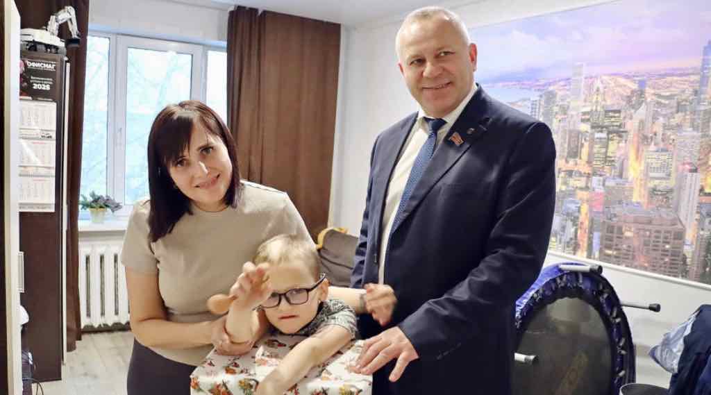 Спикер брянской облдумы подарил мальчику новогоднюю елку его мечты