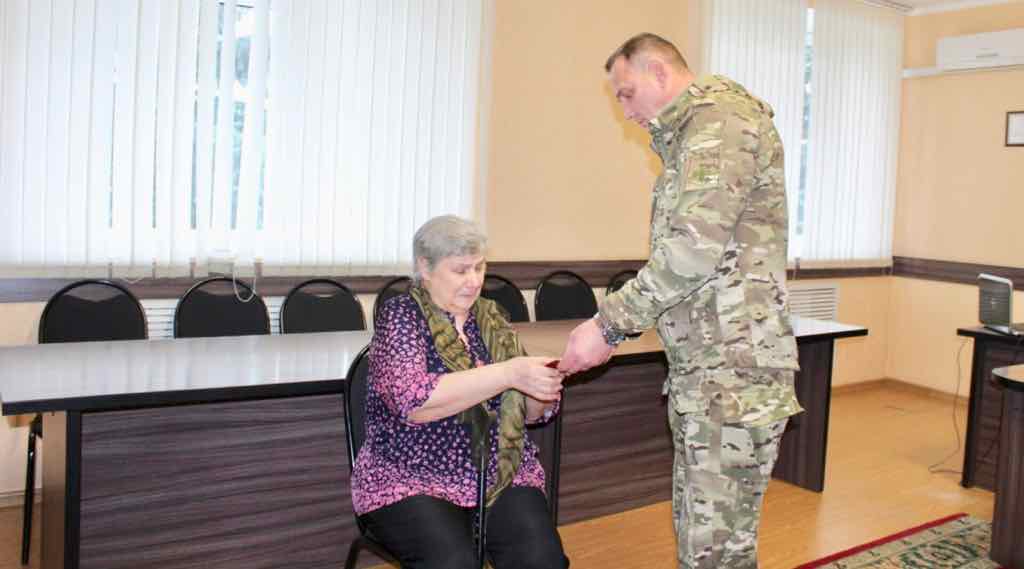 Матери погибшего в СВО бойца в Суземке вручили орден Мужества