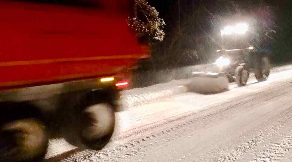 Дорожные службы Брянской области круглосуточно борются со снегом