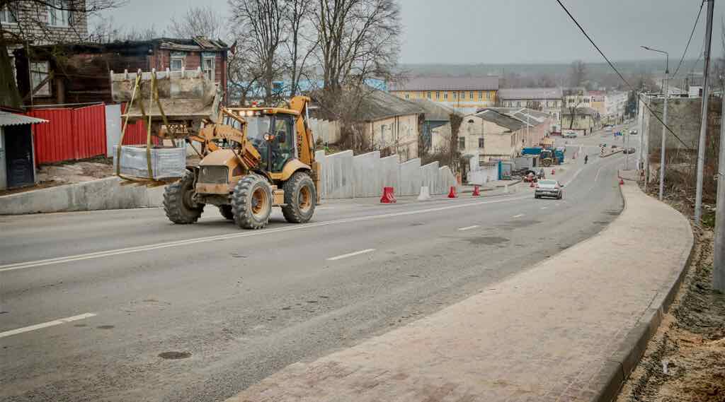 На улице Горького в Брянске уложили новый пешеходный тротуар