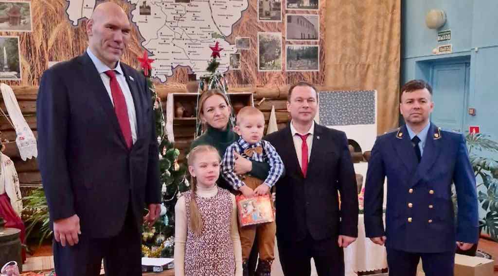 Депутат Николай Валуев поздравил детей на новогодней елке в Комаричах