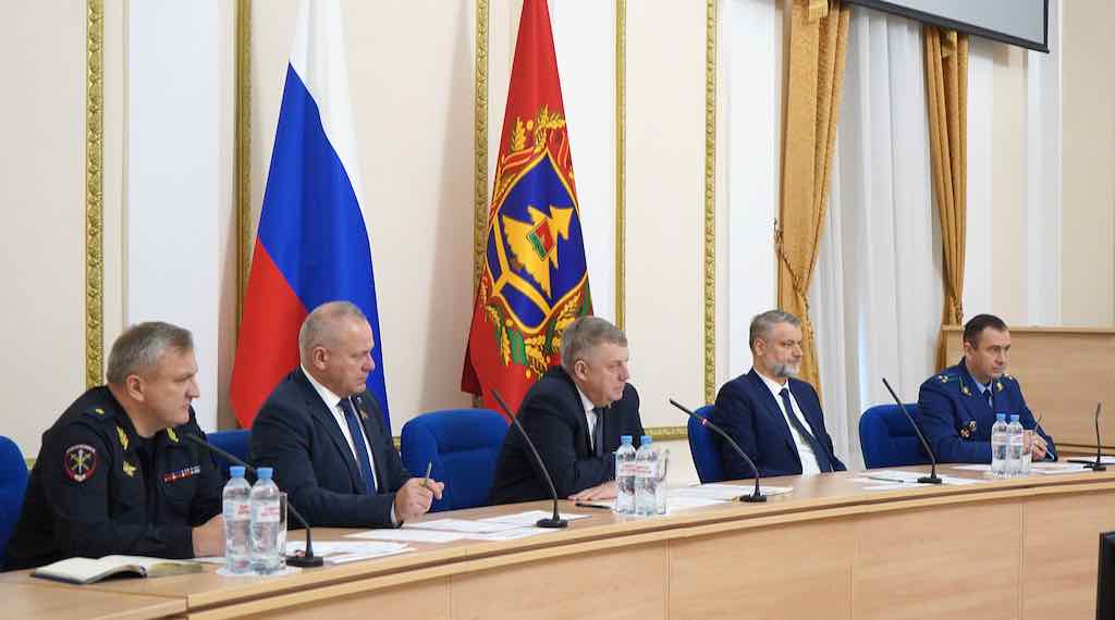 Александр Богомаз провел заседание комиссии по борьбе с нелегальным оборотом промпродукции