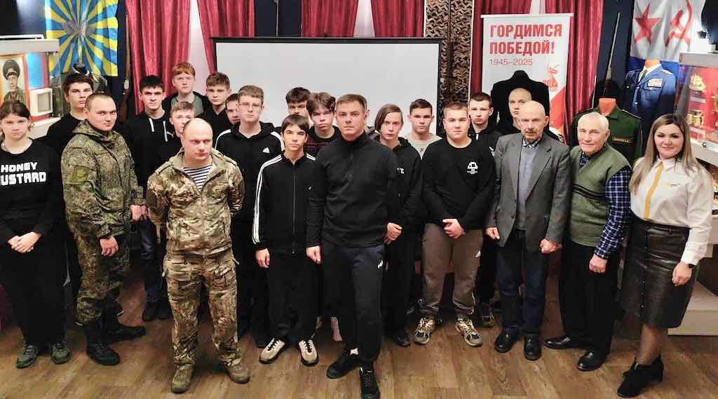 В Брянской области проходят патриотические встречи молодежи с участниками СВО