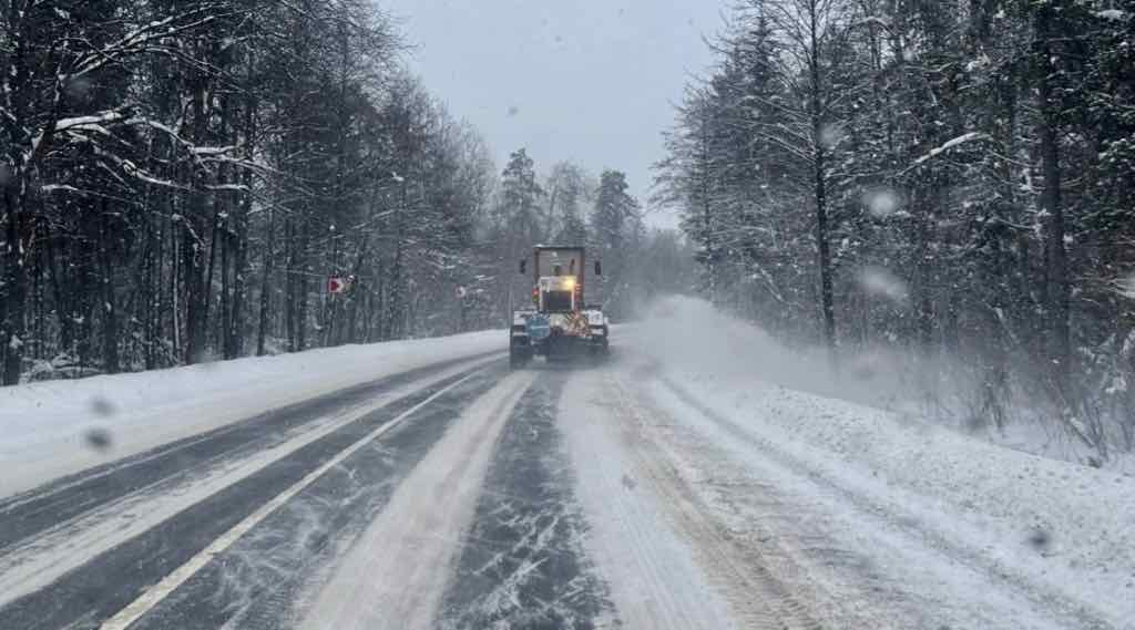 В Брянской области обработали 26 тысяч км дорог после снегопадов