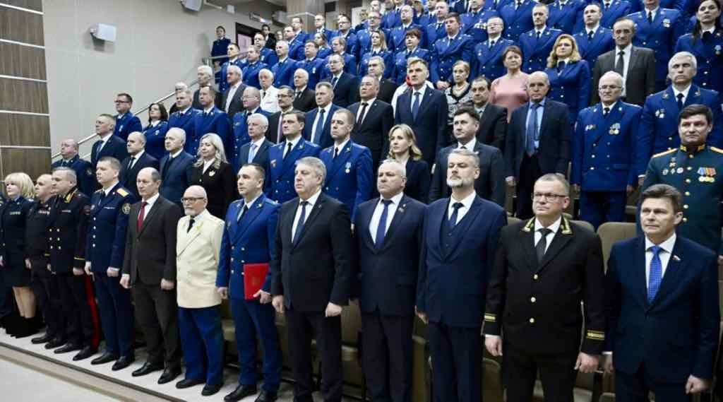 Губернатор Богомаз поздравил брянских прокуроров с праздником