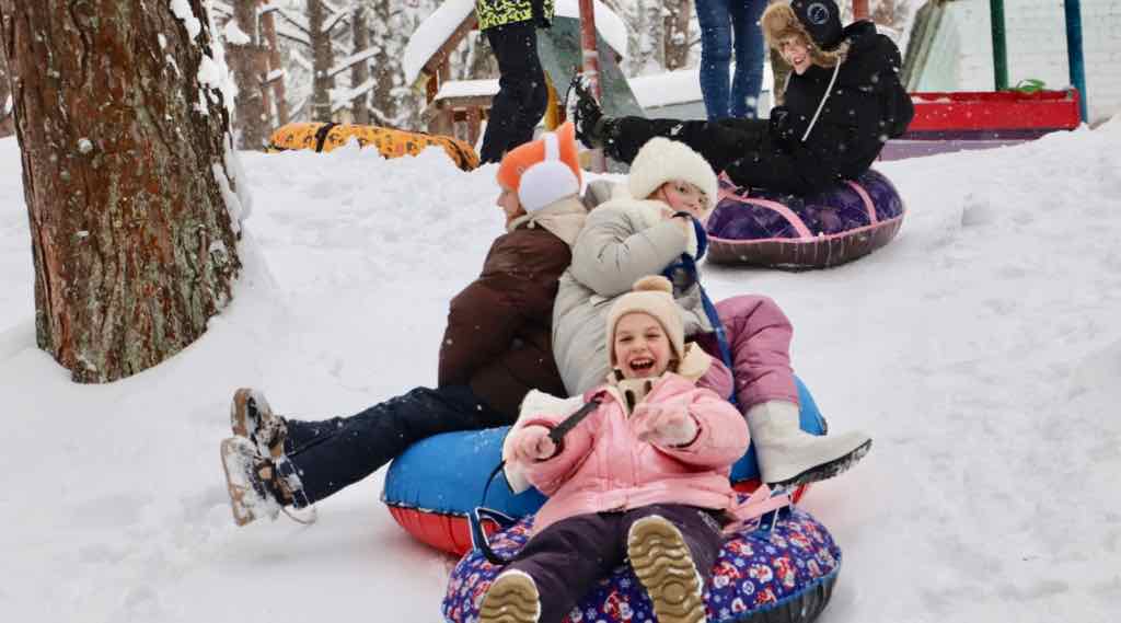 Зимние семейные выходные в брянской «Искорке» собрали активных родителей и детей