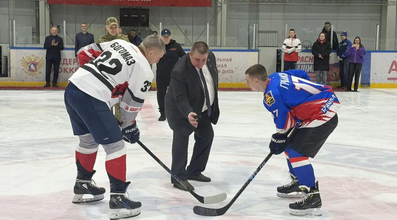 В Брянске в День российского студенчества проходит товарищеская игра по хоккею