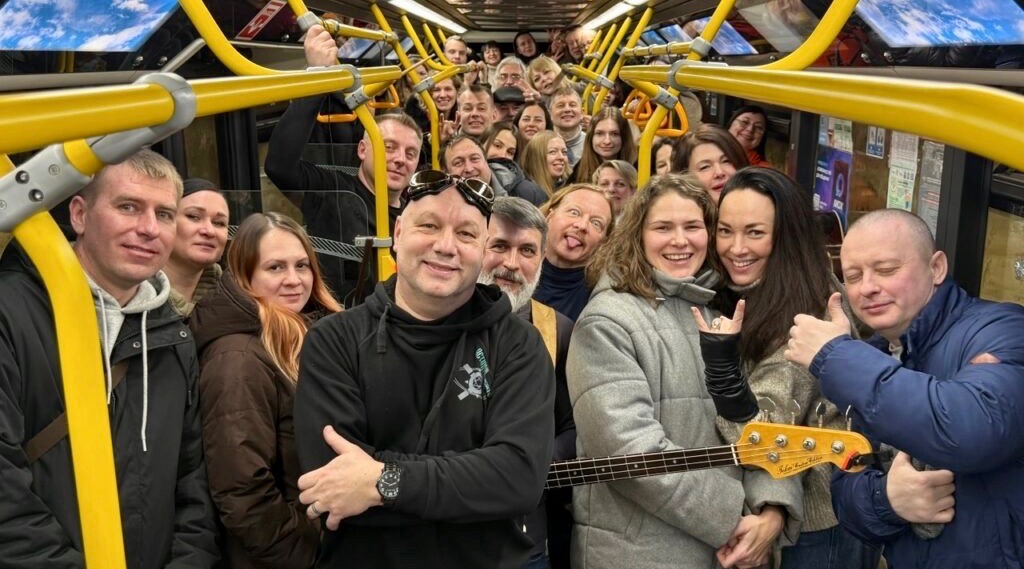 Брянская группа спела с пассажирами в движущемся троллейбусе