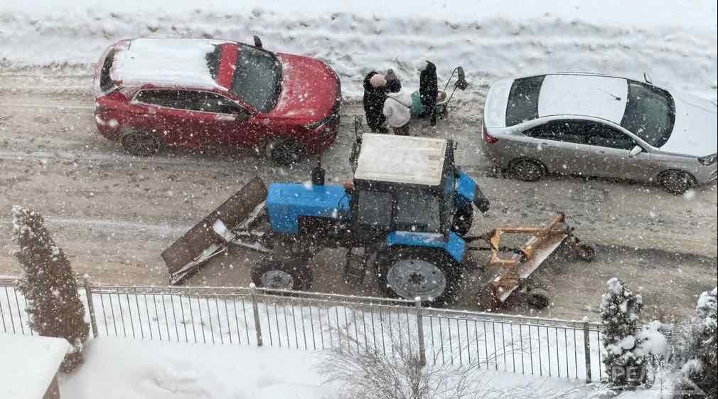 В Брянске управляющие компании и жители вместе убирают снег