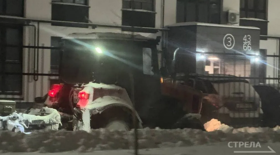 Ночью в Брянске бригада дорожного управления вела борьбу со снегом